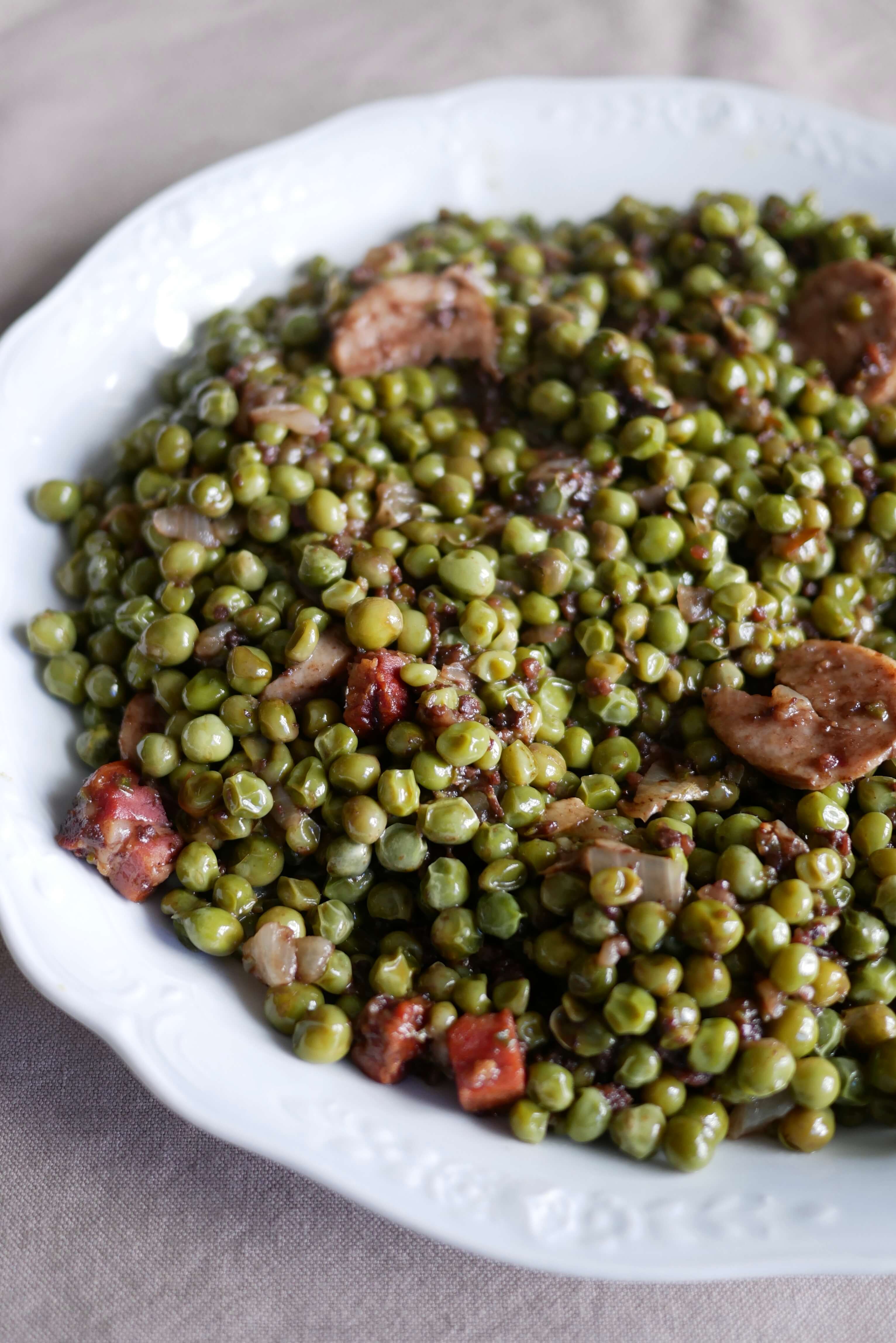 Receta: Guisantes de Llavaneras rehogados con butifarras y panceta